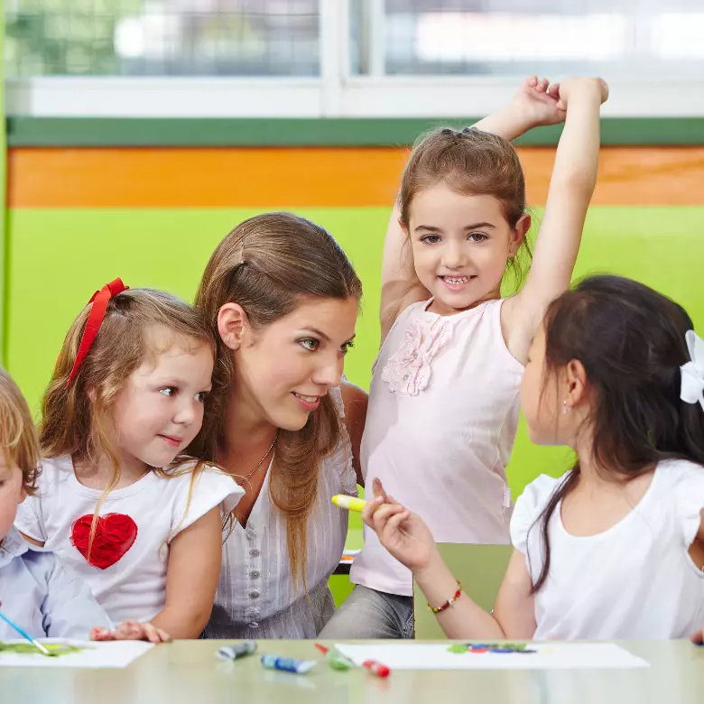 Profissional em uma escola/berçário interagindo com crianças