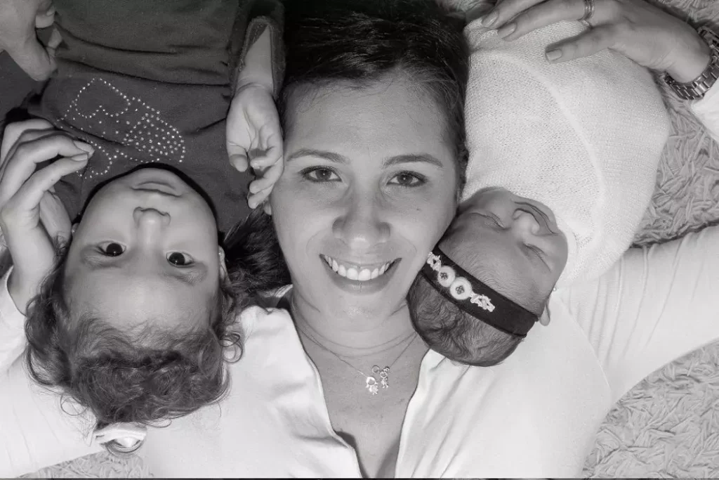 Patrícia Uchida, junto com suas duas filhas Bruna e Bianca