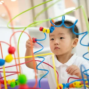 Criança interagindo com brinquedos educativos e sensoriais
