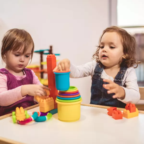 Duas crianças se divertindo com brinquedos educativos