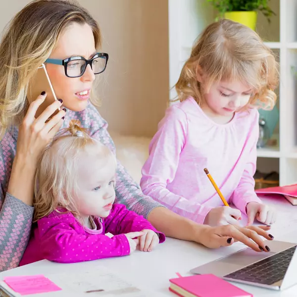 Mulher a empreender na maternidade, com duas filhas