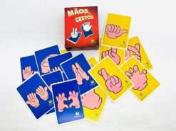 Embalagem do jogo terapêutico Mãos e Gestos, com cartas nas cores azul e amarelo, com figuras das mãos