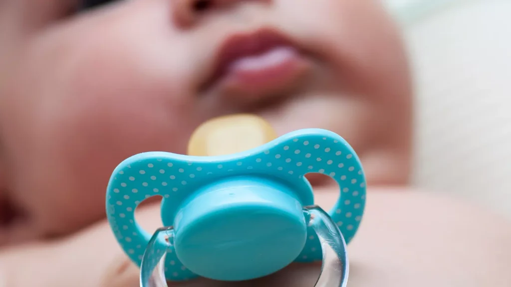 Chupeta sobre um bebê recém nascido