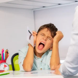 Criança autista com dificuldades no desenvolvimento de suas habilidades sensoriais e interação social.